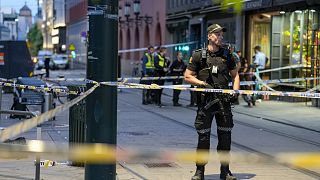 Rendőrök őrzik az oslói gyilkosság helyszínét