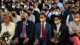 أزواج من نفس الجنس يعقدون قرانهم خلال حفل زفاف جماعي نظمته سلطات مدينة  ميكسيكو سيتي كجزء من احتفالات شهر فخر المثليين.