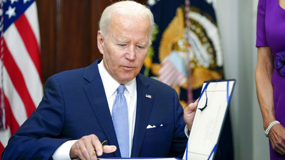 ABD Başkanı Joe Biden, ülkede son günlerde artan oranda meydana gelen ve çok sayıda kişinin yaşamını yitirmesine neden olan 'Silah Güvenliği Tasarısı'nı onayladı