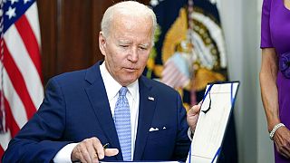 ABD Başkanı Joe Biden, ülkede son günlerde artan oranda meydana gelen ve çok sayıda kişinin yaşamını yitirmesine neden olan 'Silah Güvenliği Tasarısı'nı onayladı