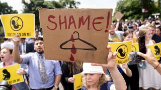 نشطاء حق الإجهاض والنشطاء المناهضون للإجهاض يتظاهرون أمام المحكمة العليا الأمريكية في واشنطن العاصمة.