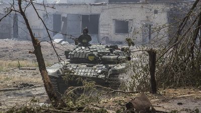Un tanque ucraniano está en posición durante los intensos combates en la línea del frente en Severodonetsk, la región de Luhansk, Ucrania, el miércoles 8 de junio de 2022.