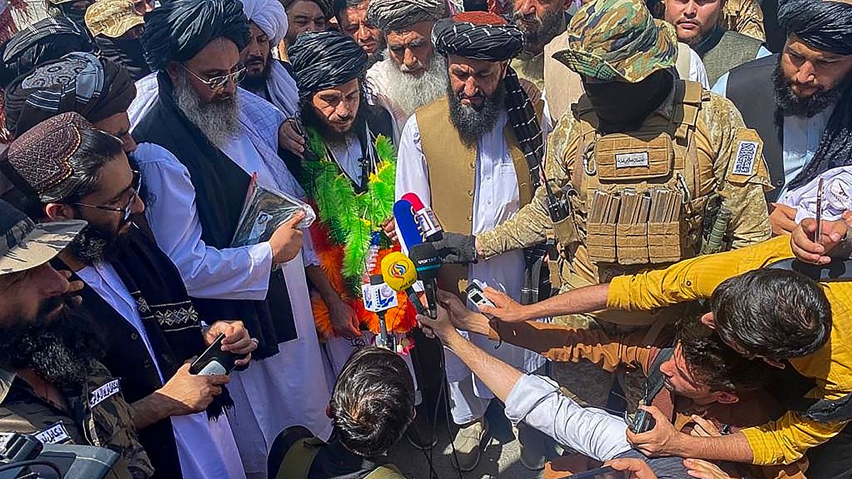مراسم استقبال المعتقل الأفغاني أسد الله هارون في كابول بعد الإفراج عنه بعد 15 عاما في معتقل غوانتانامو. 
