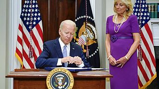 Joe Biden, presidente de Estados Unidos, firma la nueva ley de mínimos, para el control del acceso a las armas