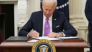 Президент США Джо Байден подписывает закон о контроле над оружием
