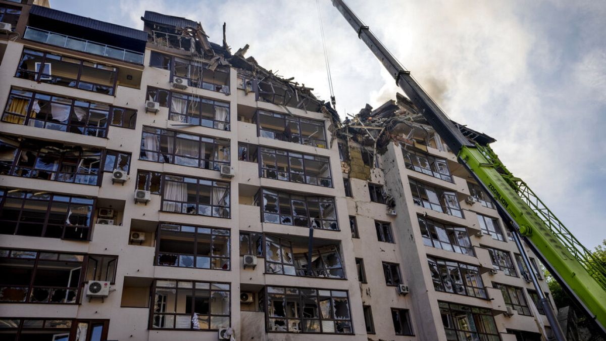Edifício de nove andares ficou parcialmente destruído