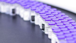 Pfizer-BioNTech, Omicron varyantına karşı aşı geliştirdi (arşiv)