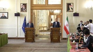 Josep Borrell e Hossein Amir-Abollahian in conferenza stampa a Teheran, il 25 giugno 2022