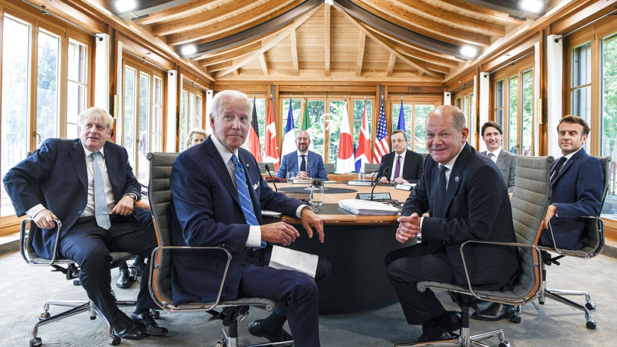 US-Präsident Joe Biden (Mitte) nimmt an einem Arbeitsessen mit anderen Staats- und Regierungschefs der G7 teil. 