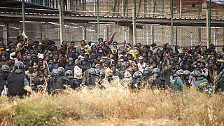 Migrantes en la ciudad autónoma española de Melilla tras haber cruzado la valla fronteriza que separa Marruecos de España.