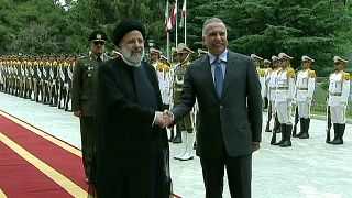 الرئيس الإيراني إبراهيم رئيسي يستقبل رئيس الوزراء العراقي مصطفى الكاظمي في طهران.