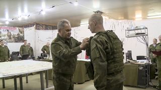 KItüntetést ad át egy orosz katonának Szergej Sojgu.