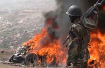 الحوثيون يحرقون المخدرات المحجوزة في صنعاء. 