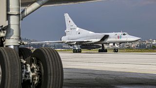 Russische und syrische Fallschirmjäger halten gemeinsame Manöver ab