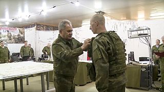El ministro de Defensa ruso, Serguéi Shoigu, impone una medalla a un militar destacado en Ucrania