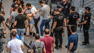 الشرطة التركية تعتقل متظاهرين مثليين حاولوا تنظيم مسيرة فخر للمثليين في وسط اسطنبول. أرشيف 2019
