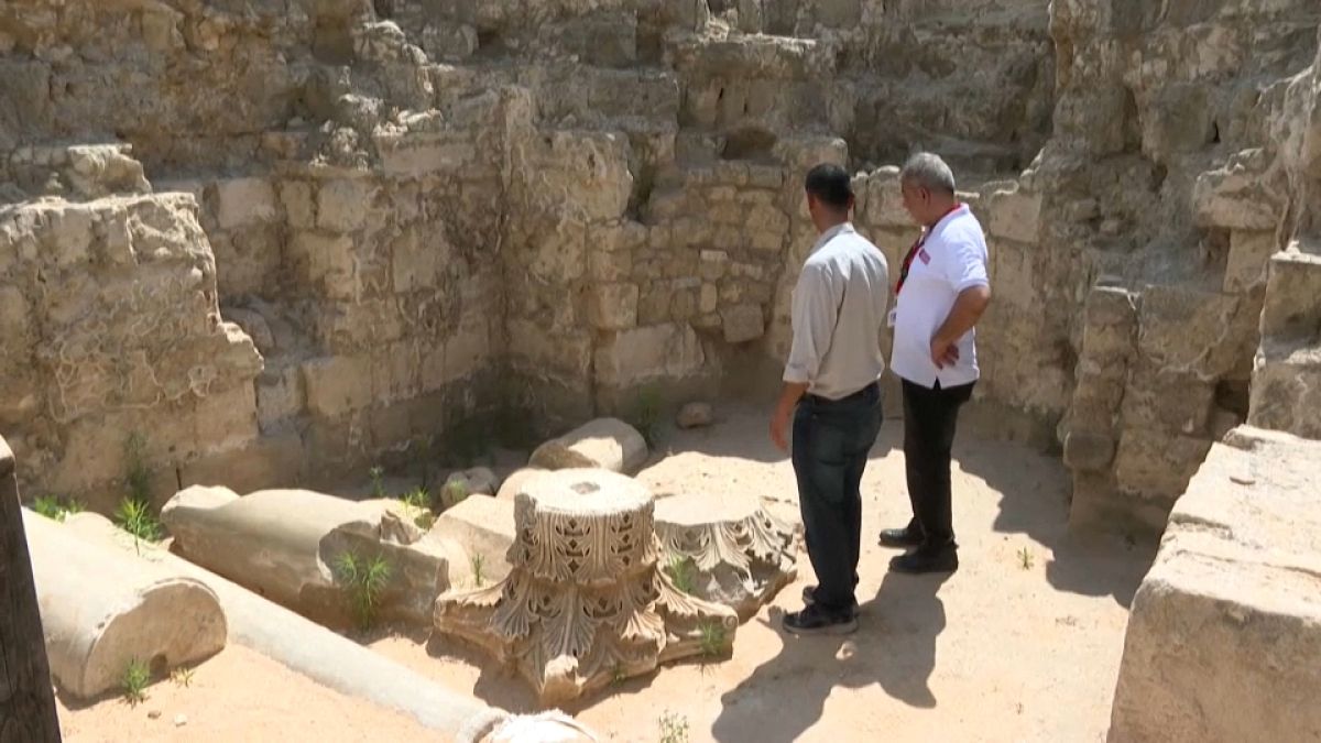 Die Archäologen Jihad Abu Hassan und Fadel al-Otol auf dem Gelände in Jabaliya, Gaza