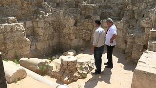 Die Archäologen Jihad Abu Hassan und Fadel al-Otol auf dem Gelände in Jabaliya, Gaza