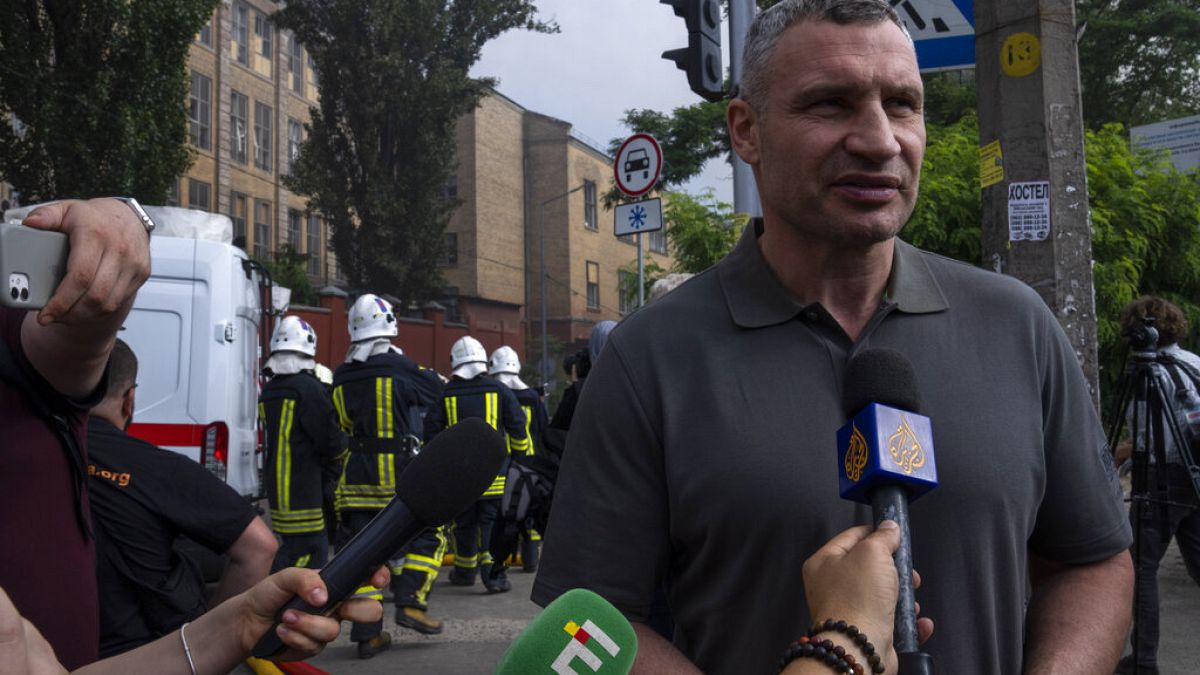 Kiews Bürgermeister Vitali Kliscg´hko war schon kurz nach den Einschlägen am Ort eines Luftangriffs in einem Wohngebiet