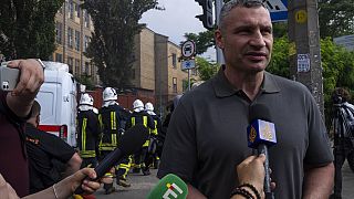 Kiews Bürgermeister Vitali Kliscg´hko war schon kurz nach den Einschlägen am Ort eines Luftangriffs in einem Wohngebiet