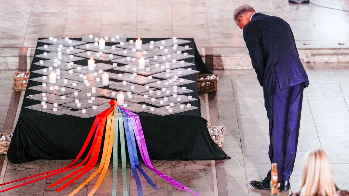 رئيس الوزراء النرويجي يوناس جار ستوره خلال قداس في كاتدرائية أوسلو بعد هجوم مسلح استهدف حانة مثليين الجنس السبت.