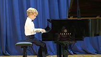 الطفل إيغا سواتيك عازف البيانو الماهر. 