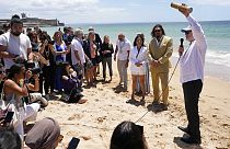 Jason Momoa színész és az ENSZ óceánért felelős különmegbízottja, Peter Thomson a portugál tengerparton