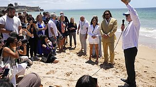 Jason Momoa színész és az ENSZ óceánért felelős különmegbízottja, Peter Thomson a portugál tengerparton