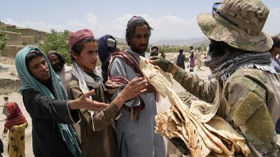 Distribution d'aide humanitaire dans la province afghane de Paktika touchée par un tremblement de terre meurtrier le 22 juin 2022.