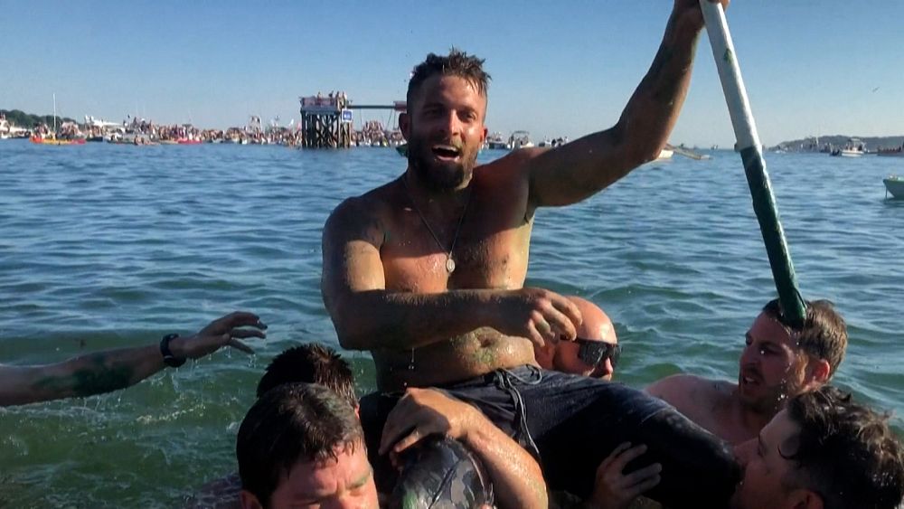 VIDEO : Greasy pole competition returns to Massachusetts after pandemic break