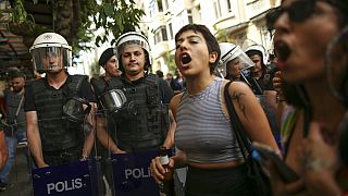 Demonstrierende in Istanbul bei verbotener "Pride Parade"