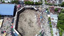 Espinal şehrinde yapılan boğa güreşi festivalinde izleyicilerin bulunduğu tribünün bir kısmı çöktü