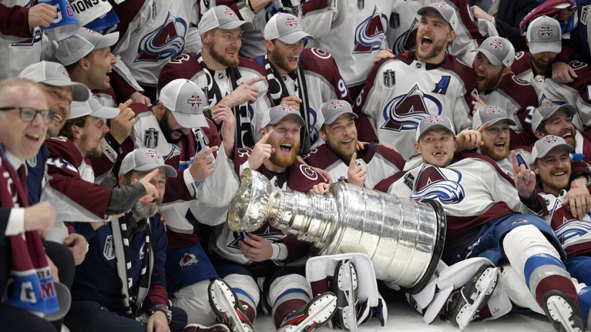 Les joueurs de l'Avalanche de Colorado photographiés avec la Coupe Stanley, trophée remis au terme de la saison de NHL - Tampa (Floride, USA), le 26/06/2022