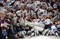 Les joueurs de l'Avalanche de Colorado photographiés avec la Coupe Stanley, trophée remis au terme de la saison de NHL - Tampa (Floride, USA), le 26/06/2022