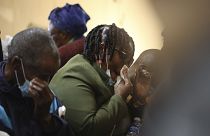 Des proches lors des funérailles d'une des victimes du drame qui s'est déroulé dans un club d'East London en Afrique du Sud, le 27 juin 2022