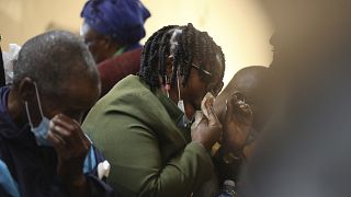 Des proches lors des funérailles d'une des victimes du drame qui s'est déroulé dans un club d'East London en Afrique du Sud, le 27 juin 2022