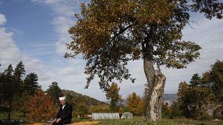 مسلم بوسني يصلي في الهواء الطلق في ضواحي سراييفو. 2013/10/15