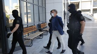 Ο γνωστός ηθοποιός και σκηνοθέτης προσέρχεται ενώπιον της προέδρου του Μικτού Ορκωτού Δικαστηρίου για να απολογηθεί για τέσσερις κατηγορίες του βιασμού