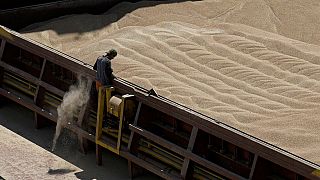A fekete-tengeri Konstanca kikötőjében fogadja egy román munkás az érkező ukrán gabonát