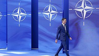 Pedro Sanchez spanyol miniszterelnök a NATO brüsszeli központjában a csúcs előtt