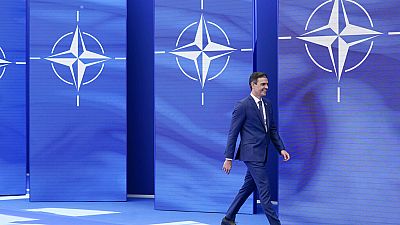Pedro Sanchez spanyol miniszterelnök a NATO brüsszeli központjában a csúcs előtt