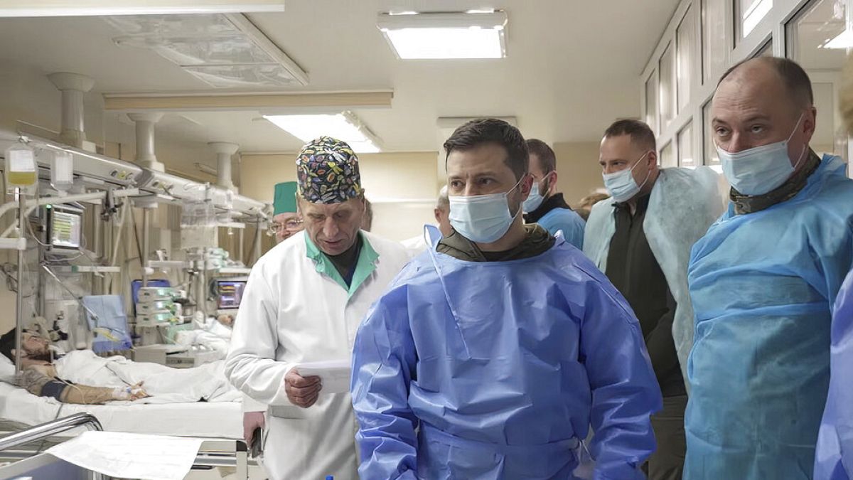 Volodimir Zelenszkij ukrán elnök egy március 13-ai kórházi látogatáson