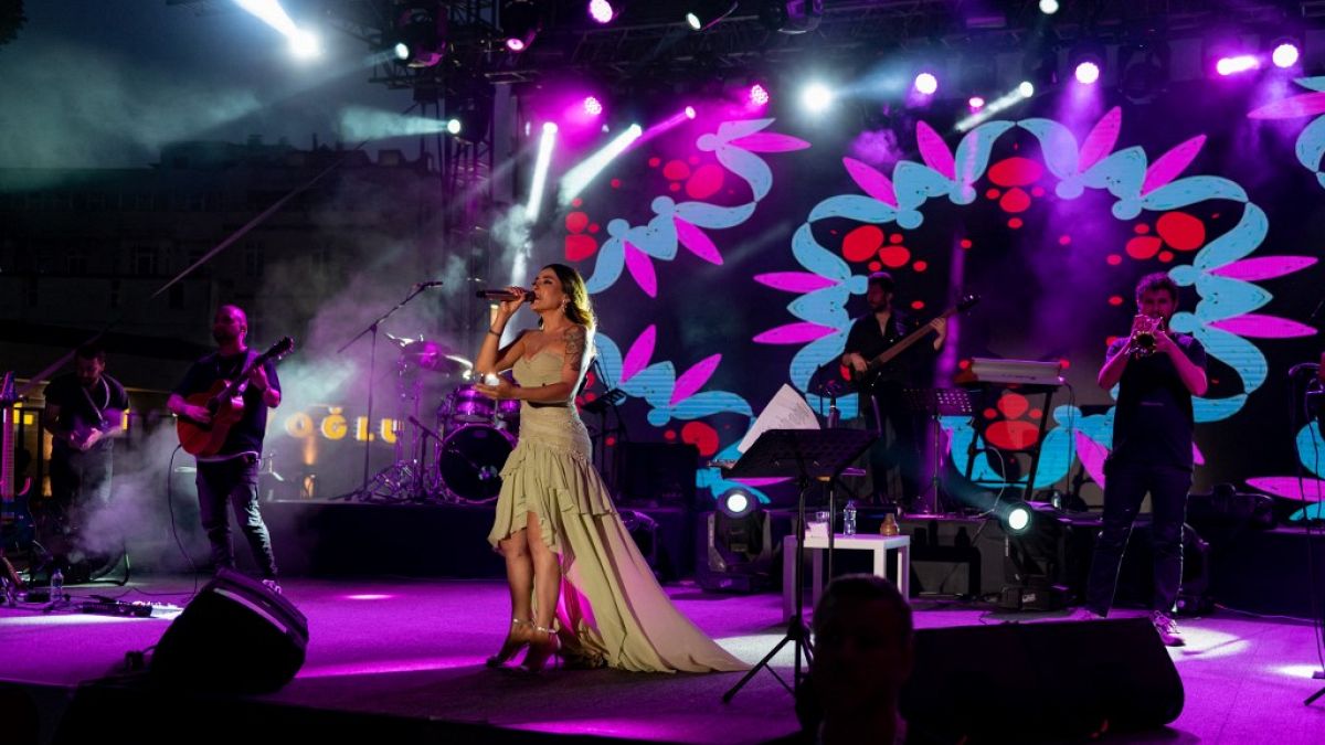 Isparta Gül Festivali'ne katılımı iptal edilen Melek Mosso'nun İstanbul'daki Şİşhane Meydan konseri