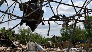 انهيار مبنى جراء قصف صاروخي ليلي في سلوفيانسك، أوكرانيا، الأربعاء 1 يونيو 2022