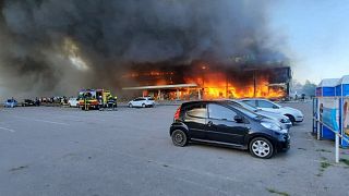 Centre commercial à Krementchouk en flammes après avoir été touché par une frappe, le 27 juin 2022