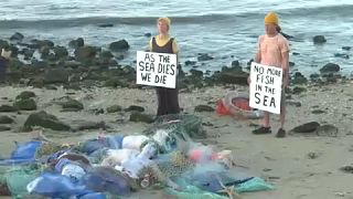 Ακτιβιστές σε παραλία με σκουπίδα από τις θάλασσες