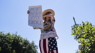 المدافعة عن حقوق الإجهاض إليانور ويلز تمسح دموعها خلال احتجاج في لوس أنجلوس الجمعة 24 يونيو/ حزيران 2022