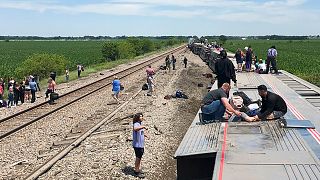 Passageiros são retirados de comboio da Amtrak que descarrilou no Missouri