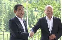 Der deutsche Bundeskanzler Olaf Scholz begrüßt den japanischen Premierminister auf dem G7-Gipfel auf Schloss Elmau