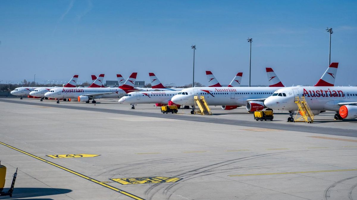 Zahlreiche Flieger der Austrian Airlines müssen wegen Krankheitsfällen in der Belegschaft gestrichen werden: Wo möglich werden Passagier:innen umgebucht, heißt es.